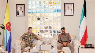 < نائب رئيس الأركان خلال استقباله رئيس الأركان الدنماركي