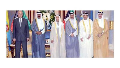 سمو الأمير أثناء استقباله الوزيرين د.بدر العيسى ويعقوب الصانع بحضور سمو ولي العهد وسمو رئيس الوزراء