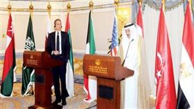 وكيل الخارجية الأمريكية ريتشارد ستينغل والسفير ناصر المزين أثناء المؤتمر الصحافي (تصوير: بسام أبو شنب)