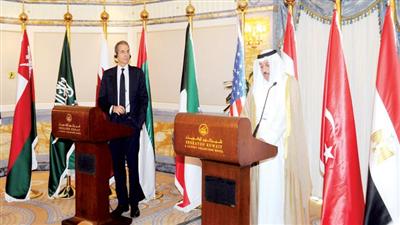 وكيل الخارجية الأمريكية ريتشارد ستينغل والسفير ناصر المزين أثناء المؤتمر الصحافي (تصوير: بسام أبو شنب)