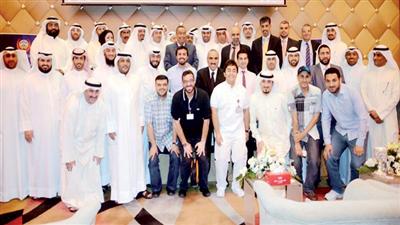 د.خالد السهلاوي متوسطاً أعضاء بعثة الحج الكويتية