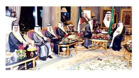 سمو الأمير خلال لقائه خادم الحرمين الشريفين بحضور الوفد الكويتي المرافق لصاحب السمو