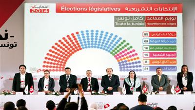 أعضاء الهيئة العليا المستقلة للانتخابات خلال إعلان النتائج الرسمية للانتخابات التشريعية في تونس (إ. بي. أ)