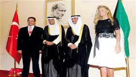 رئيس مجلس الأمة والوزير أنس الصالح والسفير التركي وحرمه خلال الاحتفال بذكرى تأسيس تركيا