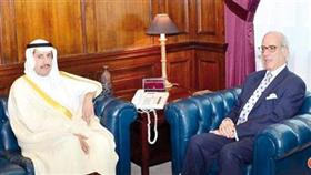 الوزير محمد المطوع خلال استقباله السفير عزام الصباح