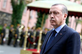 بالفيديو..اردوغان يطبق قانون منع التدخين بنفسه في احد شوارع اسطنبول