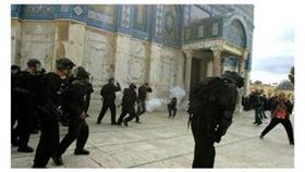 اقتحام مكثف للمسجد الأقصى.. ومواجهات توقع العديد من الإصابات