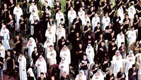 سعوديون من المسلمين الشيعة خلال مشاركتهم في إحياء يوم عاشوراء في القطيف (أ ف ب)