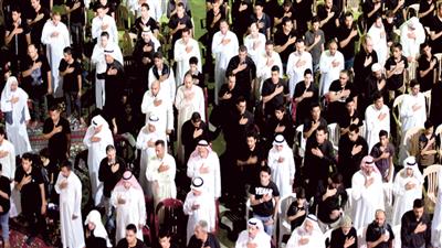 سعوديون من المسلمين الشيعة خلال مشاركتهم في إحياء يوم عاشوراء في القطيف (أ ف ب)