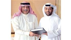 أحمد العوضي يهدي الشيخ محمد الجراح نسخة من الرسالة