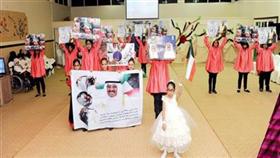 رفع صور صاحب السمو أمير البلاد وسمو ولي العهد في الاحتفال