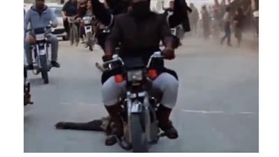 فيديو/ داعش يعدم 3 ضباط ركلاً بالأقدام ويسحلهم بشوارع الرقة
