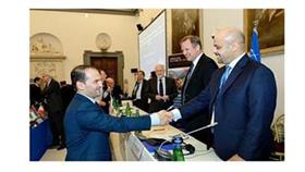 ممثل الكويت المستشار القانوني للصندوق الكويتي للتنمية في المنظمة نواف المهمل يتلقى تهاني اعضاء المجلس على انتخابه