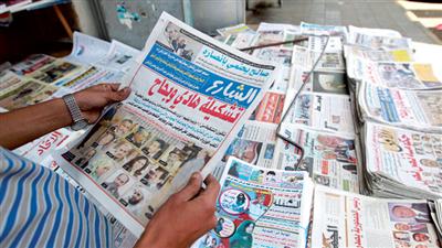 يمني يقرأ صحيفة محلية تصدَّر عنوانها الرئيسي تشكيلة الحكومة الجديدة في صنعاء أمس (أ ف ب)