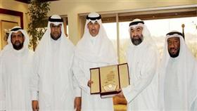 الكندري يهدي الخالد درعاً تذكارية