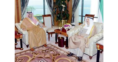 سمو الامير مستقبلا الشيخ صباح الخالد