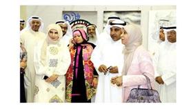 مريم الوتيد خلال جولتها في المعرض الفني «للإنسانية قائد»