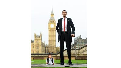 «صورة».. لقاء أقصر وأطول رجلين في العالم