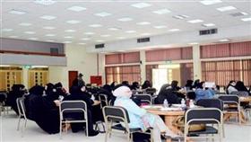 إحدى المشاركات تتسلم شهادة التخرج