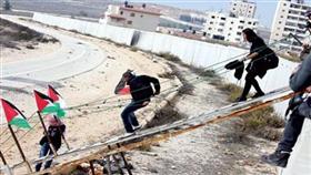 نشطاء فلسطينيون يخترقون الجدار الإسرائيلي العازل للوصول إلى القدس (أ. ف. ب)