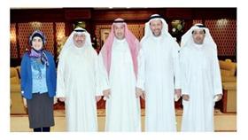 الشيخ فيصل الحمود أثناء استقباله وفد «الأشغال»