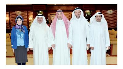 الشيخ فيصل الحمود أثناء استقباله وفد «الأشغال»