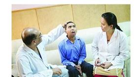 بالصور/ شاب هندي يتمكن من فتح فمه لأول مرة منذ 8 سنوات