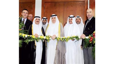 عبدالعزيز الخالدي يقص شريط الافتتاح