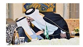الشيخ تميم بن حمد يقبّل خادم الحرمين الملك عبدالله بن عبدالعزيز خلال القمة الاستثنائية في الرياض (رويترز)