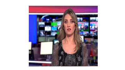 بالفيديو/ مذيعة العربية تفقد «رزانتها» خلف الشاشة وتقع في مصيدة الكاميرا