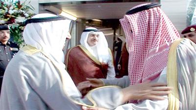 سمو أمير البلاد اثناء مغادرته البلاد وفي وداعه سمو نائب الأمير ولي العهد الشيخ نواف الأحمد