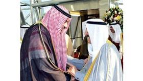 صاحب السمو مصافحا الشيخ صباح الخالد