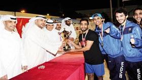 < مسيلم العدواني يسلم الكأس إلى كابتن الجهراء