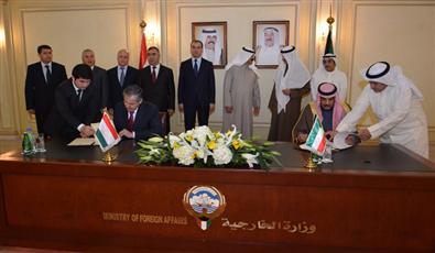 الشيخ صباح الخالد ووزير الخارجية الطاجيكي اثناء توقيع الاتفاقية