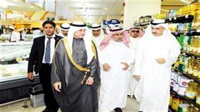 وزير الشؤون السعودي خلال جولته في تعاونية مشرف
