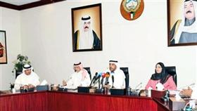 خالد الرشيد وفيصل الكندري وكواكب البناي أثناء المؤتمر الصحافي