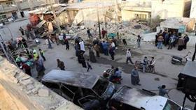 صورة أرشيفية لعدد من المدنيين العراقيين في مكان انفجار سيارة مفخخة في بغداد (أ ب)