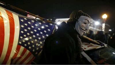 متظاهرون في أوكلاند يحرقون وينهبون متاجر في احتجاجات على قرار حادث ميزوري