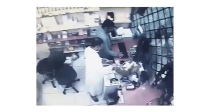 فيديو/ وافد يحتال على موظف صرافة مرتين ويسرق منه 1100 ريال
