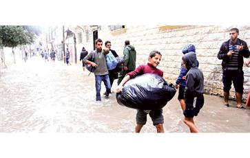 الغزاويون يواجهون الشتاء القارس بعد ويلات الحرب