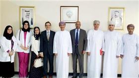 الدكتور صلاح حربي يتوسط الوفد العماني