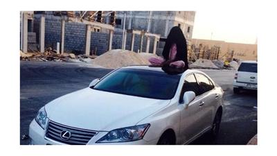 صورة/ «بيضاء العين» تثير رعباً شمال الرياض.. افترشت سيارة وأرعبت صاحبها
