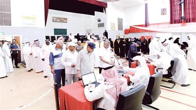 عدد من الناخبين يدلون بأصواتهم في أحد مقار الانتخاب بمدينة عيسى في البحرين أمس (إ.بي.أ)
