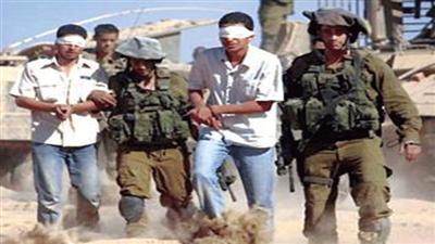 قوات إسرائيلية تعتقل 13 فلسطينيا من الضفة الغربية