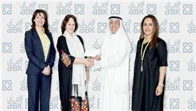 فوزي الثنيان يسلم شيك الدعم لمبرة الأمل