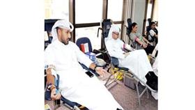 موظفو البنك يتبرعون بالدم