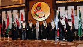 سمو أمير البلاد الشيخ صباح الأحمد الصباح يتوسط عدداً من قادة الخليج خلال إحدى القمم الخليجية السابقة