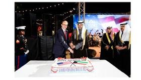 الشيخ محمد العبدالله مشاركا السفير الأمريكي قطع كيكة الاحتفال