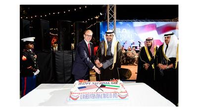 الشيخ محمد العبدالله مشاركا السفير الأمريكي قطع كيكة الاحتفال