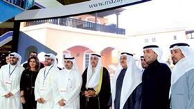 الوزير عبدالمحسن المدعج في جناح شركة «مزايا» (تصوير محمد قطوف)